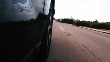 Yol asfalt yolda bir tepeden aşağı şehre sürüş ön sağ tekerlek karşı karşıya gelen araba Pov