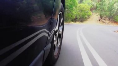 Yol asfalt yolda bir tepeden aşağı şehre sürüş ön sağ tekerlek karşı karşıya gelen araba Pov