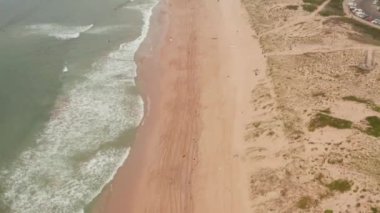 Dalgaların üzerinde kırma havadan görünümü ilginç dokular ve renkleri gösterilen kayalar