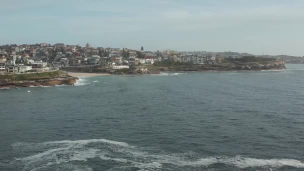 Vista Aérea Olas Rompiendo Sobre Rocas Mostrando Texturas Colores Interesantes — Vídeos de Stock