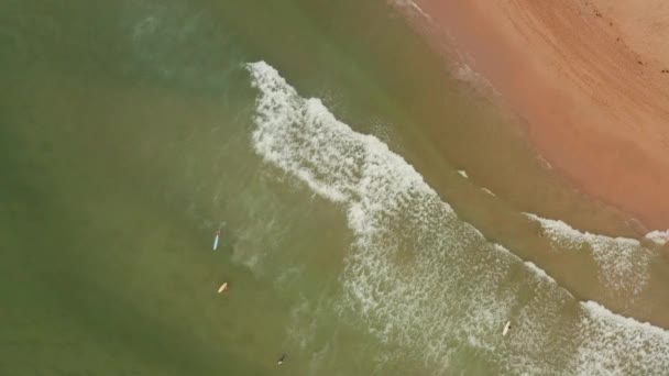 Dalgaların Üzerinde Kırma Havadan Görünümü Ilginç Dokular Renkleri Gösterilen Kayalar — Stok video