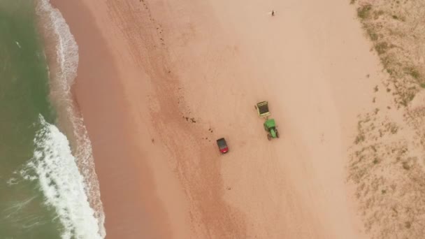 Vista Aérea Olas Rompiendo Sobre Rocas Mostrando Texturas Colores Interesantes — Vídeos de Stock