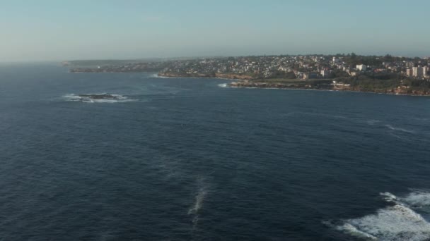 Vista Aérea Olas Rompiendo Sobre Rocas Que Muestran Texturas Colores — Vídeos de Stock