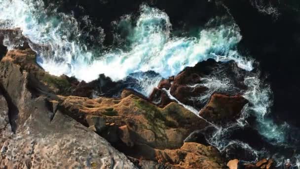 Вид Воздуха Волны Разбивающиеся Скалы Показывающие Интересные Текстуры Цвета Вокруг — стоковое видео