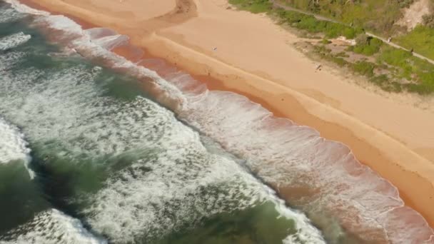 Vista Aérea Ondas Quebrando Rochas Mostrando Texturas Cores Interessantes Torno — Vídeo de Stock