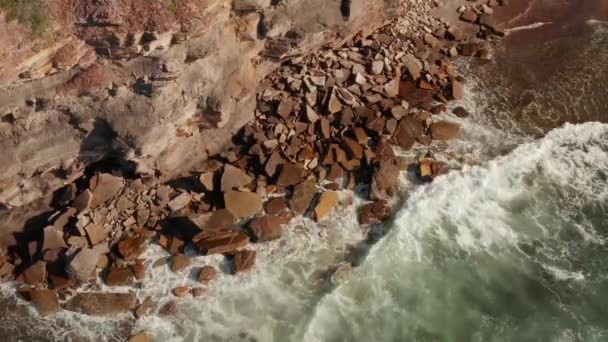 Vista Aérea Olas Rompiendo Sobre Rocas Mostrando Texturas Colores Interesantes — Vídeos de Stock