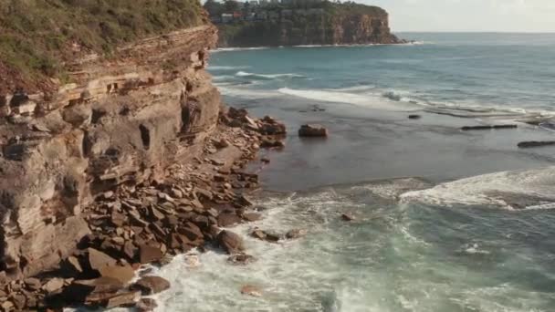 Vista Aérea Olas Rompiendo Sobre Rocas Mostrando Texturas Colores Interesantes — Vídeos de Stock