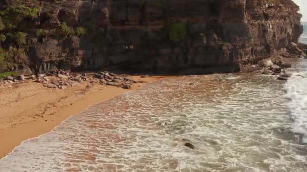 Vista Aérea Olas Rompiendo Sobre Rocas Mostrando Texturas Colores Interesantes — Vídeos de Stock