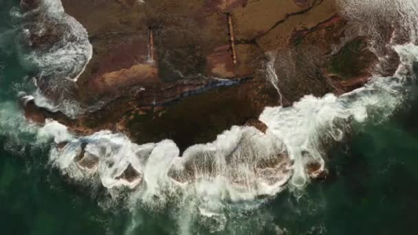 Vista Aérea Olas Rompiendo Sobre Rocas Mostrando Texturas Colores Interesantes — Vídeos de Stock