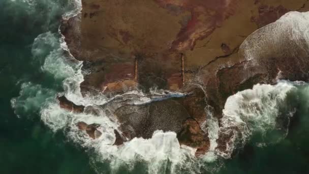 Vista Aérea Olas Rompiendo Sobre Rocas Mostrando Texturas Colores Interesantes — Vídeos de Stock