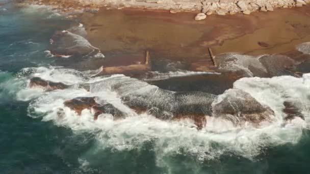 Vista Aérea Olas Rompiendo Sobre Rocas Mostrando Texturas Colores Interesantes — Vídeos de Stock