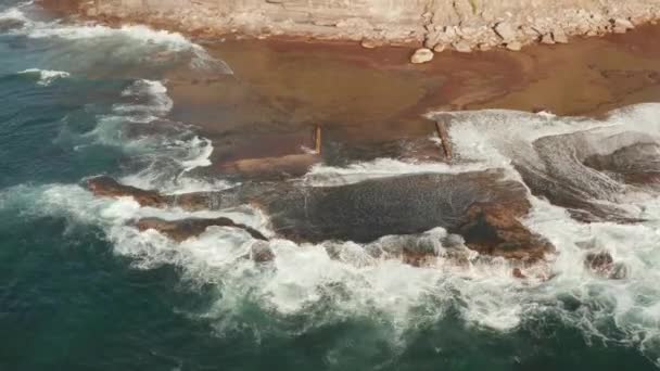 Vista Aérea Olas Rompiendo Sobre Rocas Mostrando Texturas Colores Interesantes — Vídeos de Stock