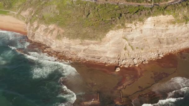Αεροφωτογραφία Των Κυμάτων Σπάσιμο Βράχων Δείχνουν Ενδιαφέρουσες Υφές Και Χρώματα — Αρχείο Βίντεο