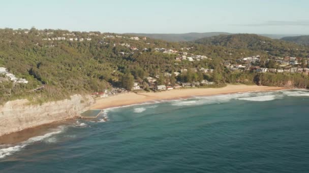 Vista Aérea Olas Rompiendo Sobre Rocas Mostrando Texturas Colores Interesantes — Vídeos de Stock