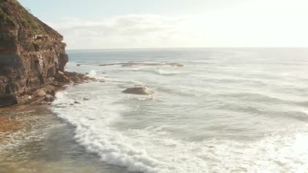 Vista Aérea Olas Rompiendo Sobre Rocas Mostrando Texturas Colores Interesantes — Vídeos de Stock