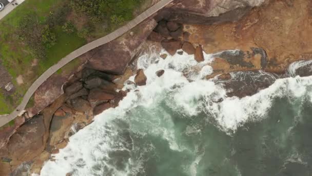 Vista Aérea Olas Rompiendo Sobre Rocas Mostrando Texturas Colores Interesantes — Vídeos de Stock