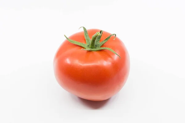 Enkele Rode Truss Tomaat Witte Achtergrond — Stockfoto