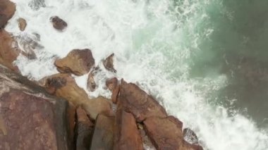 Dalgaların üzerinde kırma havadan görünümü ilginç dokular ve renkleri gösterilen kayalar