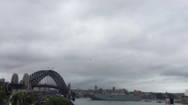 Bir jet uçuşu Sidney liman Köprüsü ve Opera Evi 2018 Sydney Avustralya günü kutlamaları sırasında