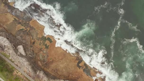 Vista Aérea Olas Rompiendo Sobre Rocas Mostrando Texturas Colores Interesantes — Vídeos de Stock