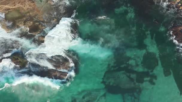 Aerial View Waves Breaking Rocks Showing Interesting Textures Colours Sydney — Stock Video