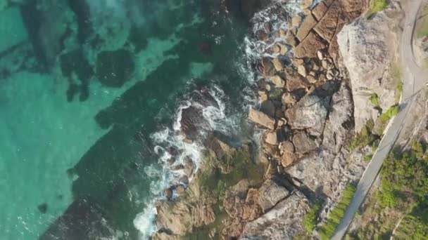 Vista Aérea Olas Rompiendo Sobre Rocas Que Muestran Texturas Colores — Vídeos de Stock