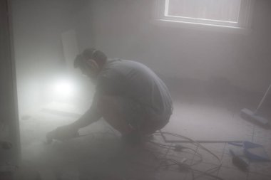 Bir banyoda beton zemin bir ev yenileme sırasında taşlama