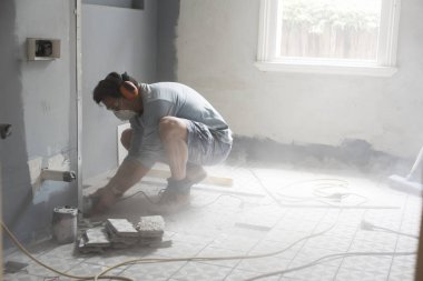 Değirmeni sürekli beton zemin üzerinde ev yenileme sırasında bir banyo döşeme için zemin seviyesi taşır