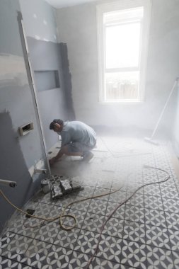 Betonarme döşeme fayans döşeme devam etmek için banyoda taşlama başlıyor