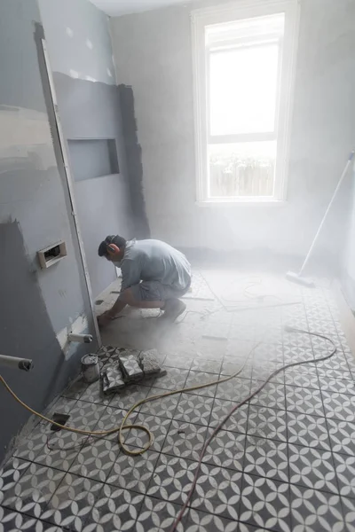 Vanaf Het Slijpen Van Betonplaat Badkamer Gaan Vaststelling Van Tegels — Stockfoto