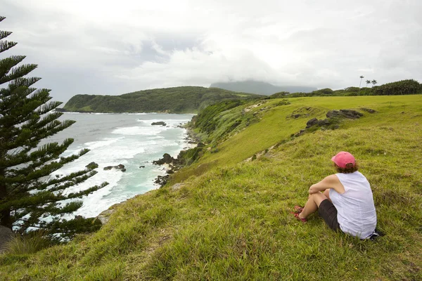 Rijpe Vrouw Geboren Lord Howe Eiland Met Uitzicht Kust Van Rechtenvrije Stockfoto's