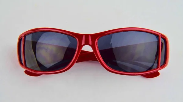 Óculos de sol vermelhos elegantes para crianças. óculos de olho no fundo branco — Fotografia de Stock