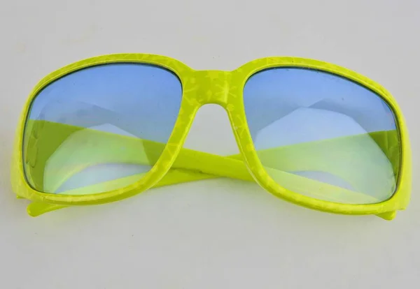Stylowe okulary przeciwsłoneczne dla dzieci. Okulary na białym tle — Zdjęcie stockowe