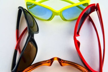 Çeşitli gözlük dizi. Kadınlar ve çocuklar için şık güneş gözlüğü. Beyaz arka plan üzerinde göz gözlük koleksiyonu