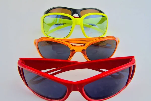 Набір різних окулярів. Стильні сонцезахисні окуляри для жінок та дітей. Колекція окулярів на білому тлі — стокове фото