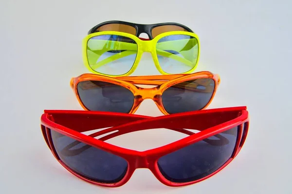 Conjunto de varios vasos. Elegantes gafas de sol para mujeres y niños. Colección de gafas de ojo sobre fondo blanco —  Fotos de Stock