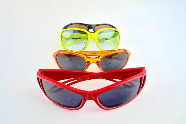Conjunto de varios vasos. Elegantes gafas de sol para mujeres y niños. Colección de gafas de ojo sobre fondo blanco —  Fotos de Stock