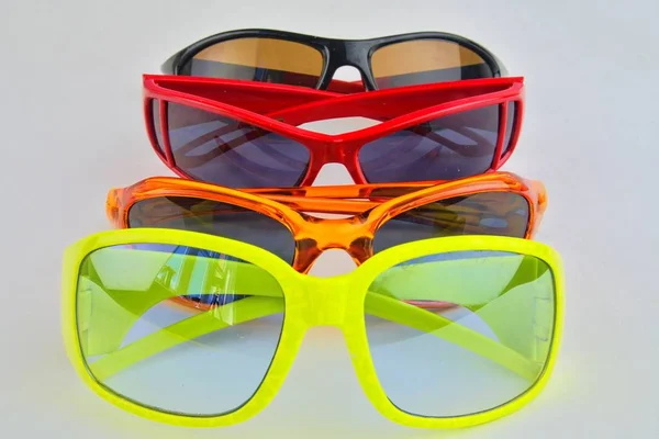 Çeşitli gözlük dizi. Kadınlar ve çocuklar için şık güneş gözlüğü. Beyaz arka plan üzerinde göz gözlük koleksiyonu — Stok fotoğraf