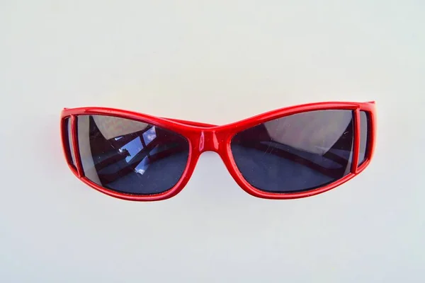 Lunettes de soleil rouges élégantes pour enfants. Lunettes de vue sur fond blanc — Photo