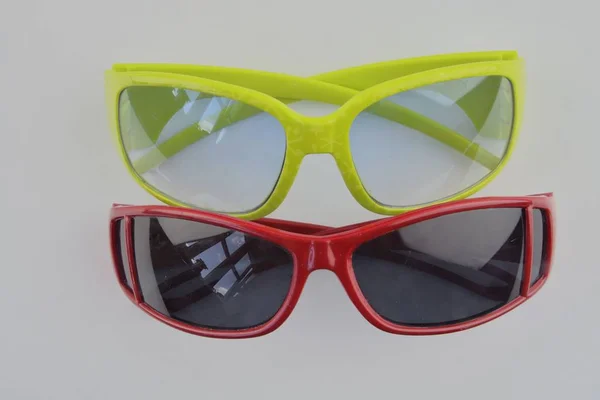 다양 한 안경의 집합입니다. 여 성과 어린이 대 한 세련 된 선글라스입니다. 흰색 바탕에 눈 안경 컬렉션 — 스톡 사진
