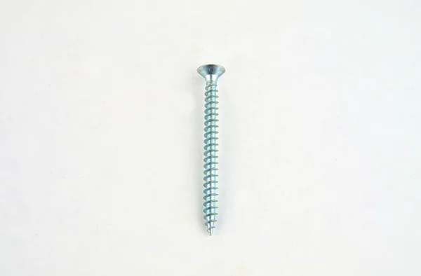 Tornillo para construcción sobre fondo blanco, tornillos metálicos, tornillos de hierro, tornillos cromados, tornillos como fondo, tornillos de madera. Primer plano — Foto de Stock