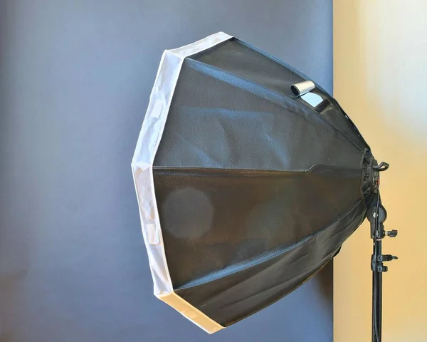 照明器具付き空写真スタジオです。写真スタジオで黒の背景 — ストック写真