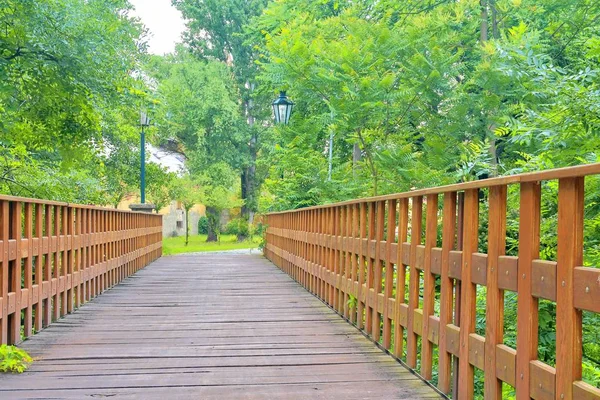 Alte Holzbrücke in der Stadt, natürlicher Vintage-Hintergrund — Stockfoto