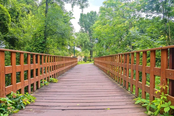 Antiguo puente de madera en la ciudad, fondo vintage natural —  Fotos de Stock