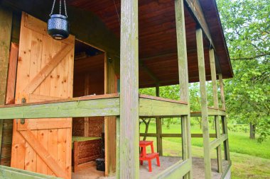 Güzel bir kırsal alanda ahşap bahçe kulübesi. Yakın plan.