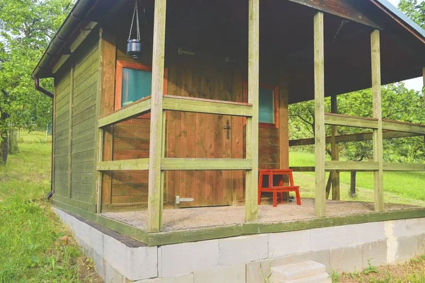 Casa pequeña cabaña cobertizo. Linda cabaña de verano en huerto rural . —  Fotos de Stock