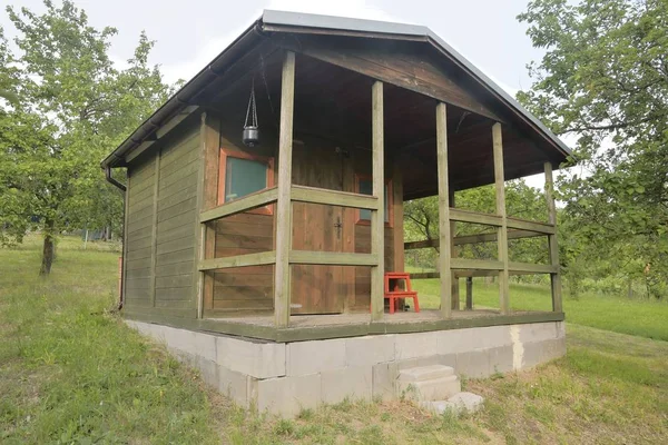 Casa pequeña cabaña cobertizo. Linda cabaña de verano en huerto rural . — Foto de Stock