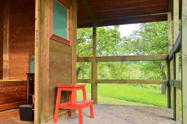 Klein huis cabine werpen. Leuke zomer cabine in landelijke boomgaard. Close-up — Stockfoto