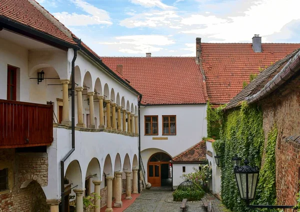 Blick auf romantische Stadtlandschaften. historischen urbanen Hinterhof. Renaissance-Haus mit Arkaden — Stockfoto