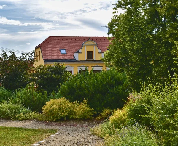 Contesto storico urbano. Parco romantico urbano. Colori tenui. Fiori e costruzione su sfondo. Focus selettivo . — Foto Stock